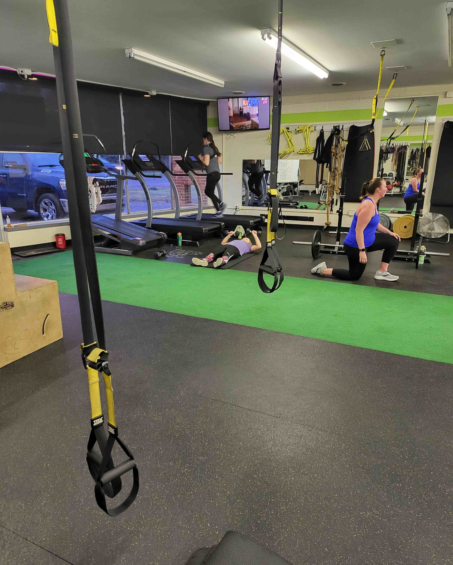 Coach working one-on-one with a client at Health Targeted Solutions in Clinton Township
